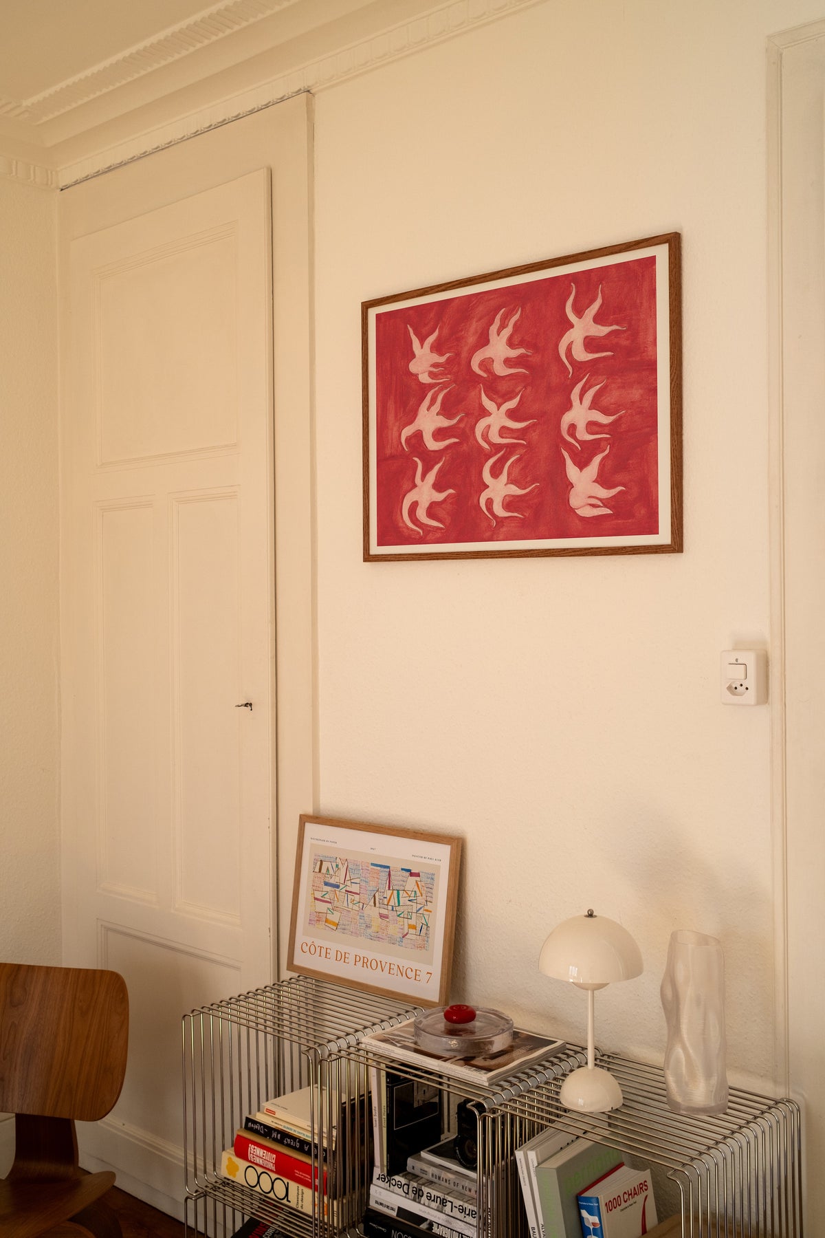 Mur d'affiches pop of red