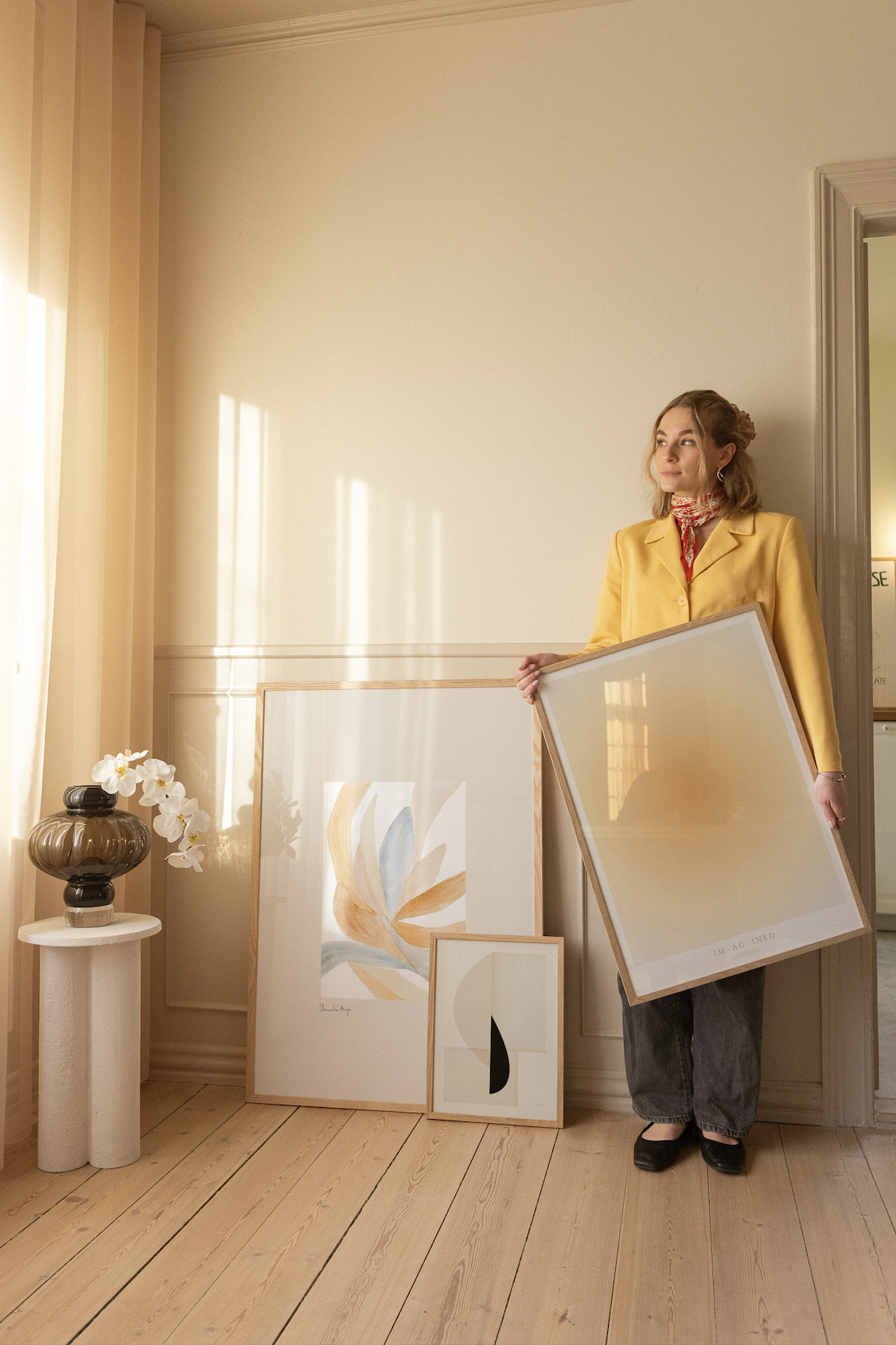 Lyse kunstplakater i et solrigt rum